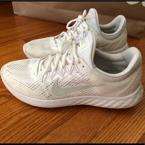 very lightly used Nike sneakers